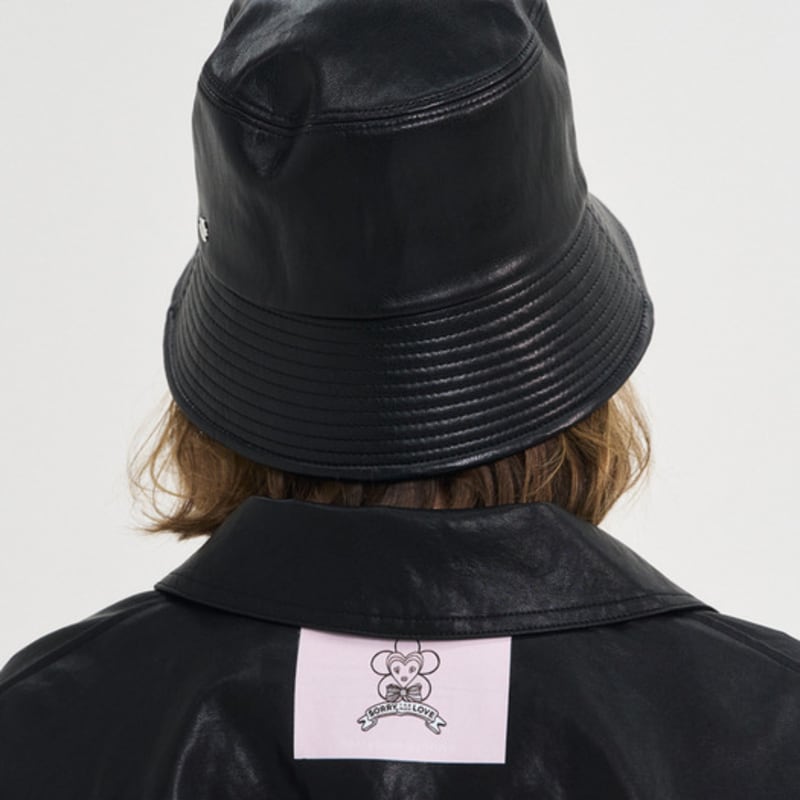 SORRY TOO MUCH LOVE Kunstleder Fischerhut_Schwarz