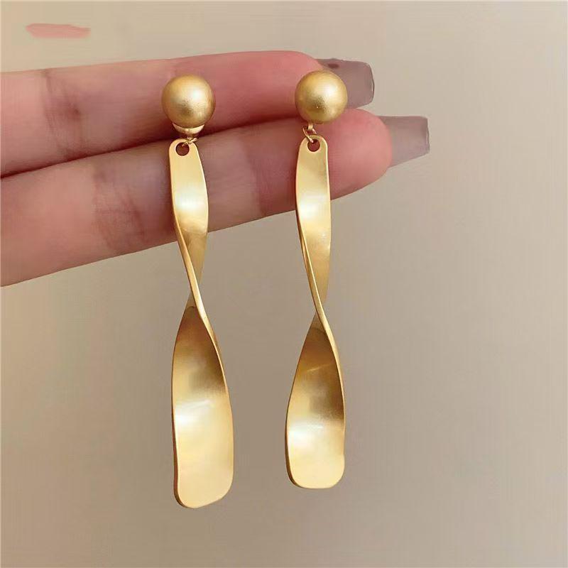 Fashionable Twisted Brushed Metal Earrings: Simple, Irregular Studs with a High-End Feel Electroplated