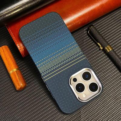 Funda Magnética Mate de Lujo con Relieve de Fibra de Carbono para iPhone 16 15 14 13 Pro Max para Carga Inalámbrica MagSafe Cubierta de Teléfono de PC con Lente Metálica