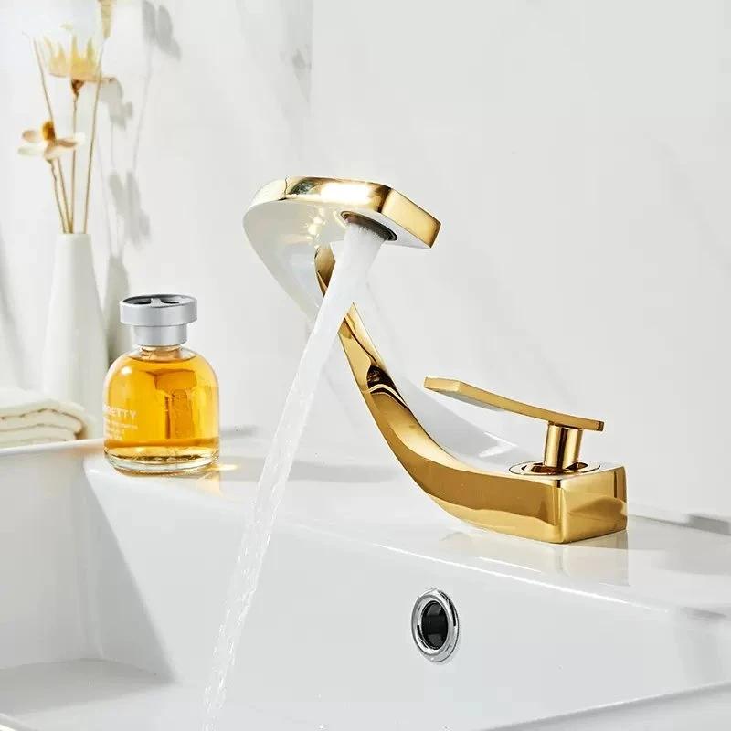 Rubinetto per lavabo da bagno in ottone Acqua calda e fredda Rubinetti per lavabo Creativo Lussuoso Rubinetto per lavabo Montaggio a ponte Torneira Banheiro Vintage