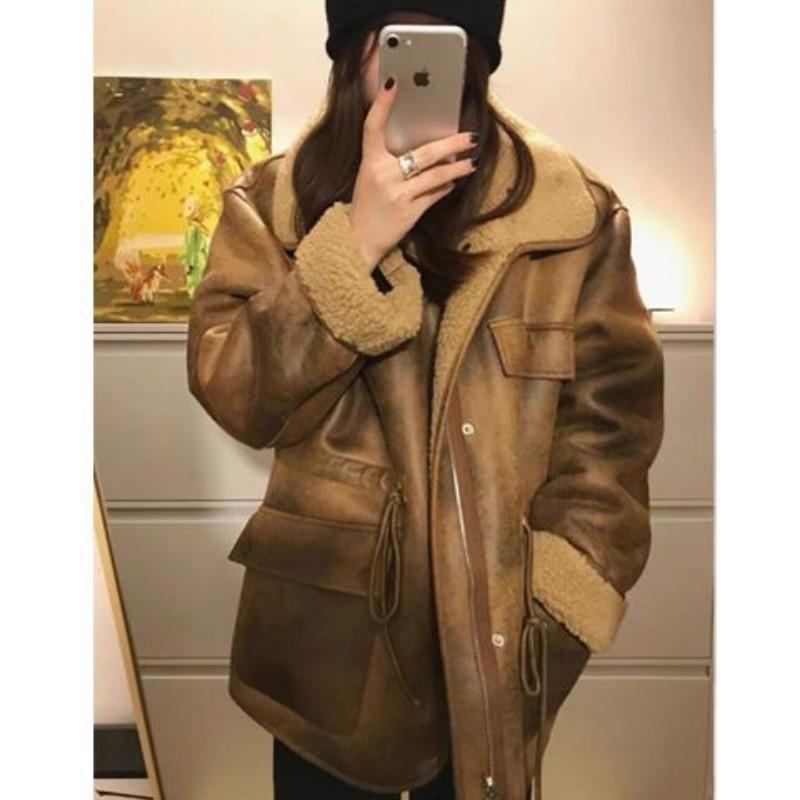 Wearing thickened coats on both sides, tall women are retro and versatile, loose and fashionable, and old temperament locomotive clothes.