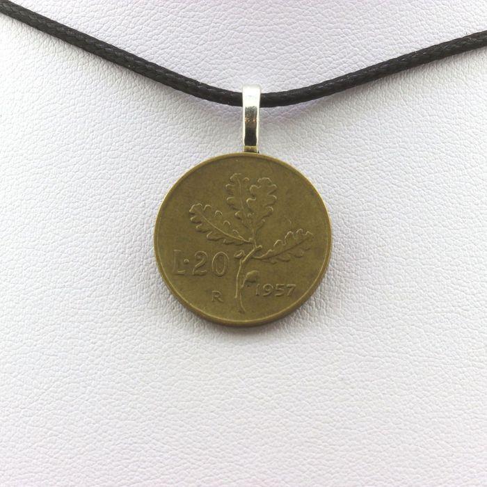 Pierres et Minéraux. Collier pièce de monnaie Italie 20 lires. Cordon noir.
