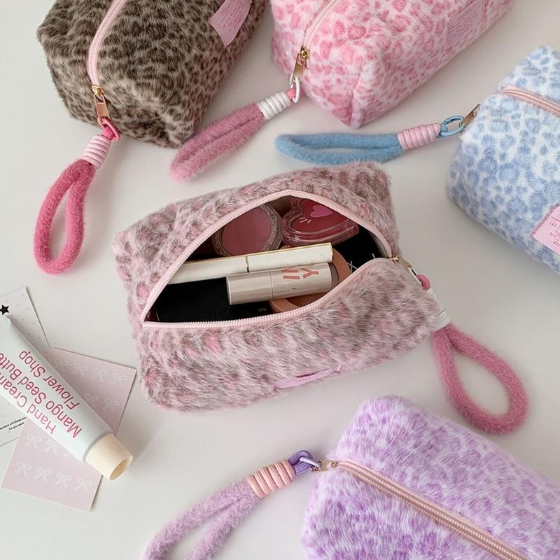 Soft Faux Hair Handheld Makeup Storage Pouch Large Capacity Leopard Pattern Cosmetic Case For Gym Skincare Products