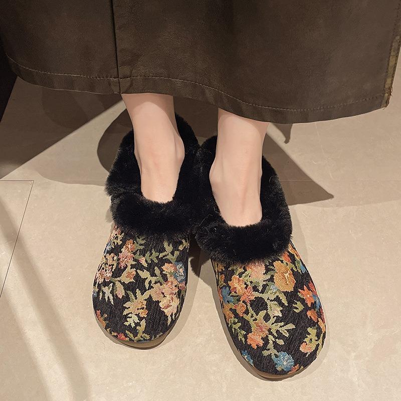 Winter New Velvet Thickened Warm Women's Casual Cotton Shoes Retro Embroidered Mother Shoes Beijing Cloth Shoes