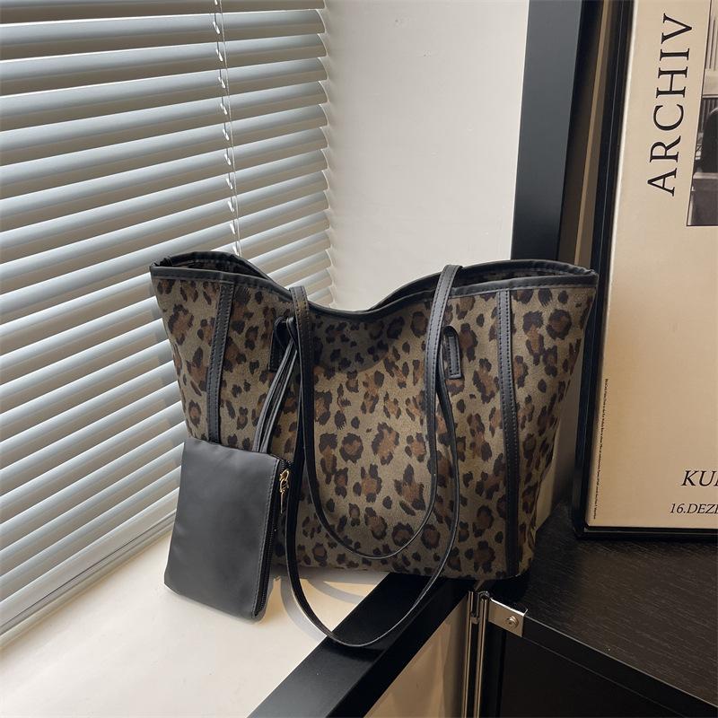 

Autumn retro leopard print bag women s 2025 new large-capacity versatile retro tote bag niche casual shoulder bag