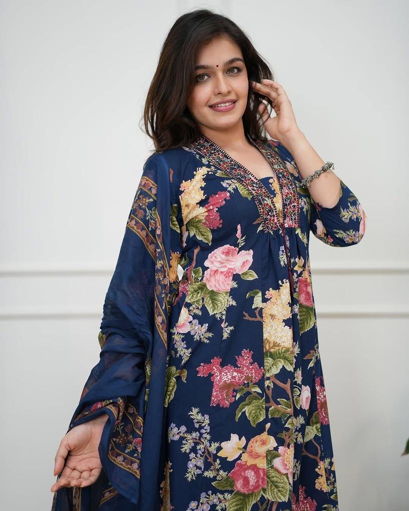 Wunderschönes bedrucktes Baumwoll-Anarkali-Kurti-Hosen-Dupatta-Set Damen Partykleidung Designer-Salwar-Anzug