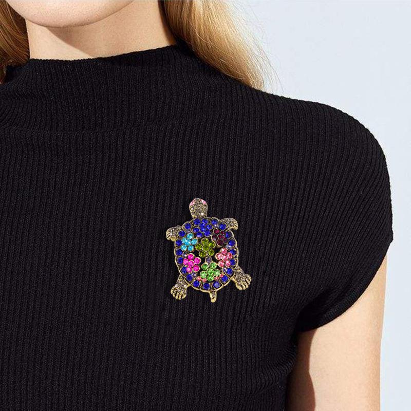 Fashionable personalized retro crystal rhinestone turtle brooch, alloy inlaid with diamonds, animal chest flower female brooch, turtle chest flower