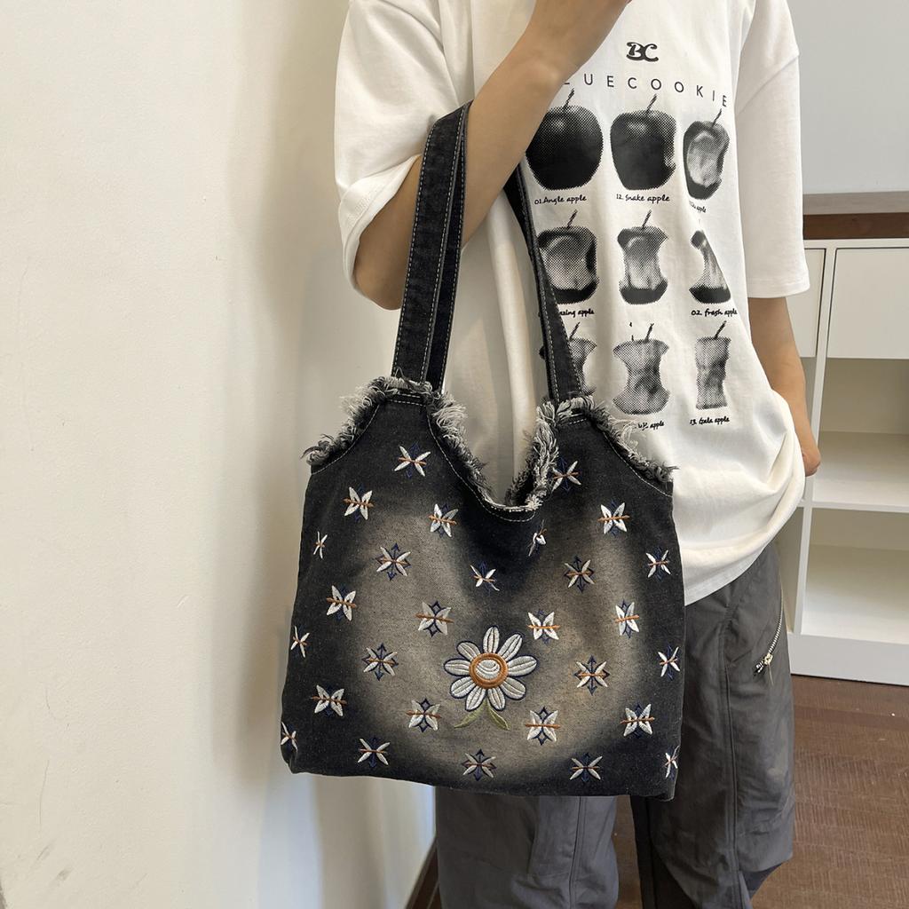 Borsa a Tote in Denim Retrò Estiva con Ricamo di Margherita e Croce Bordo Frangiato Borsa a Spalla in Denim Lavato Borsa a Mano Casual Spaziosa