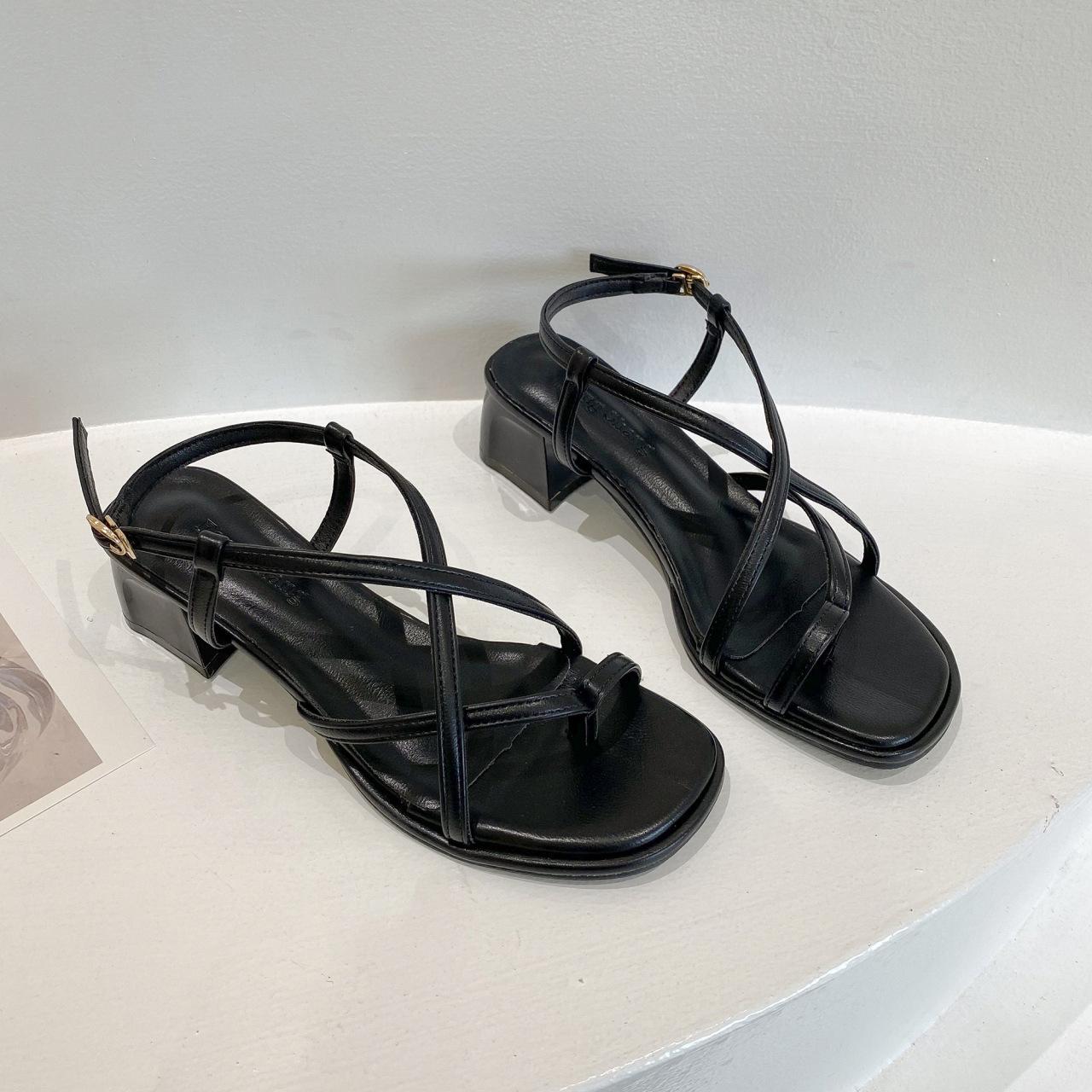 

модные босоножки на толстом каблуке женские летние 2024 года, с открытым носком, на среднем каблуке, с простыми ремешками и пряжками в виде слова, с перекрестными римскими босоножками на высоком каблуке женские 39