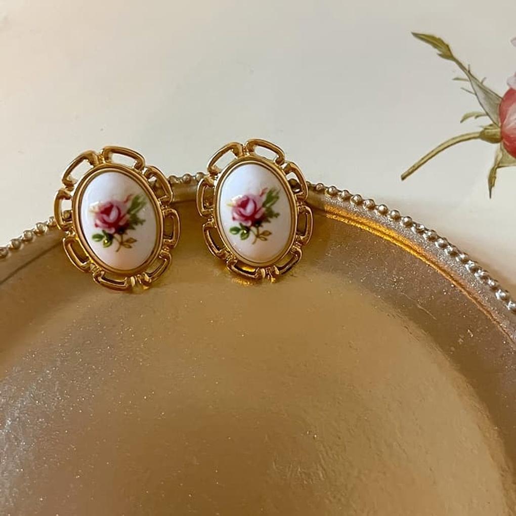 

Silver Needle Earrings, Chain, Daily Rose Pattern, Gold Frame gold