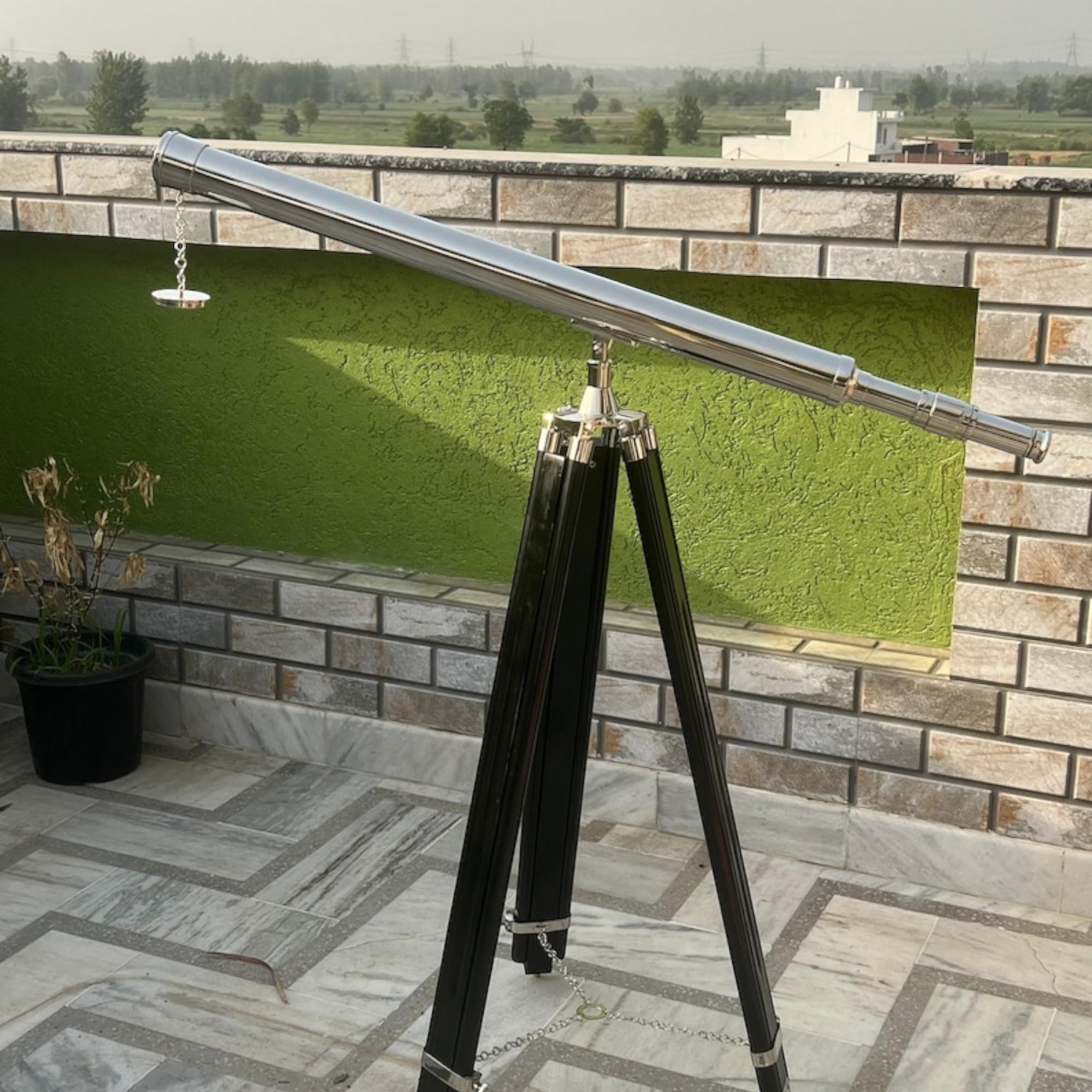 

Латунный морской телескоп с серебряной отделкой и регулируемым черным штативом. Морской декор. Подарки на день рождения в стиле ретро, домашний декор.