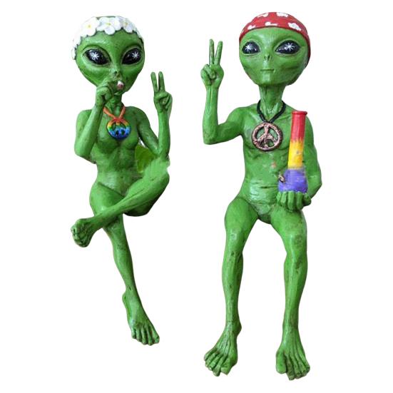UV Protected Alien Garden Ornament Statue Hand-Painted Funny Rude Alien Sculpture Home Decor Yard Ornament