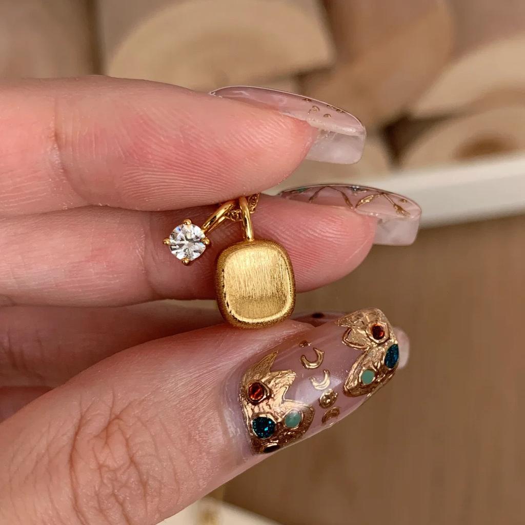 Brushed small sugar cube zircon necklace female niche exquisite simple light luxury high sense French fashion commuter collarbone chain