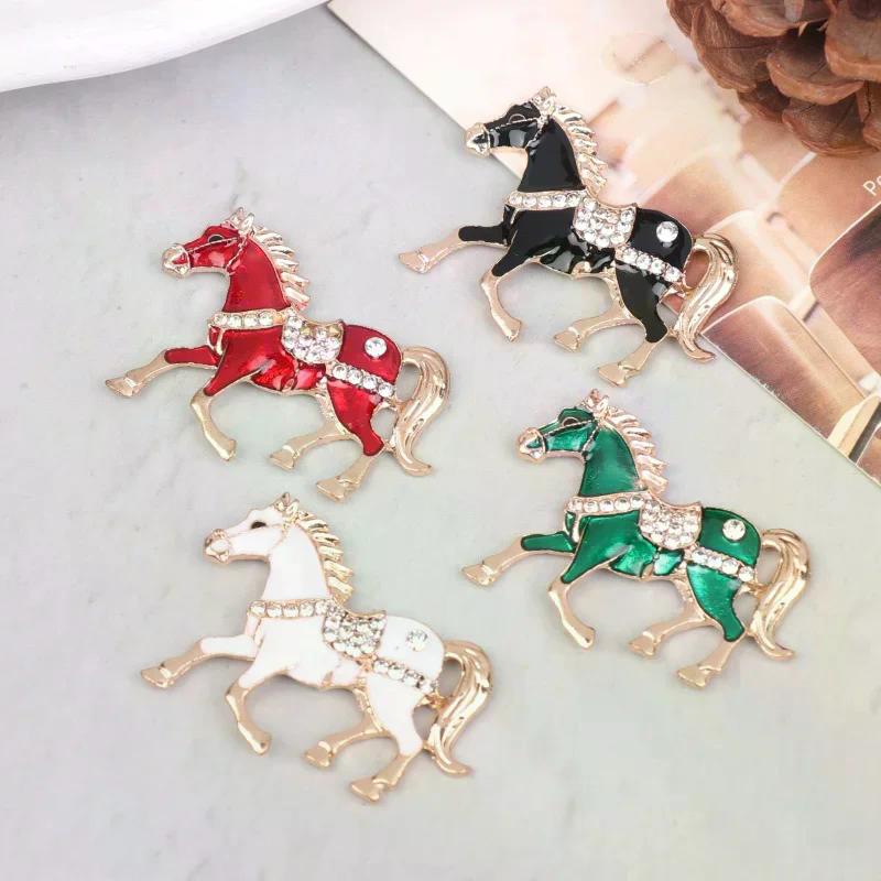 Klassische Strass Pferde Broschen für Damen Vielseitige Tier Anstecknadeln Kleidung Korsage Schmuck Accessoires Neujahrsgeschenke