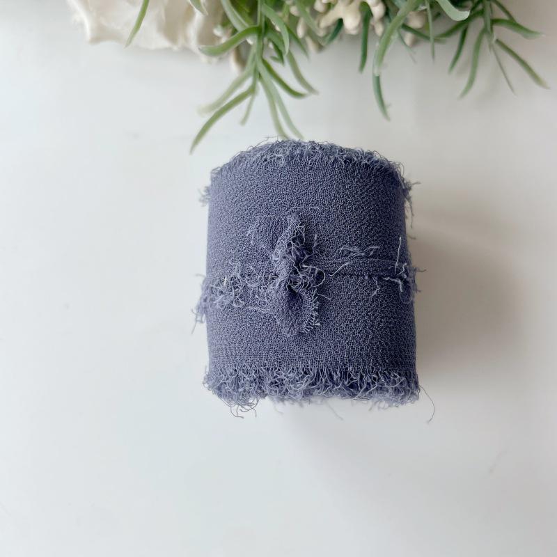 Handgerissenes Chiffonband: Dekorative Girlanden, Haarbänder mit Blumenbindungen und Kuchendekor.