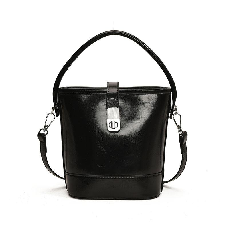 High sense women's bag 2025 new fashion autumn and winter niche design shoulder messenger bag retro handbag