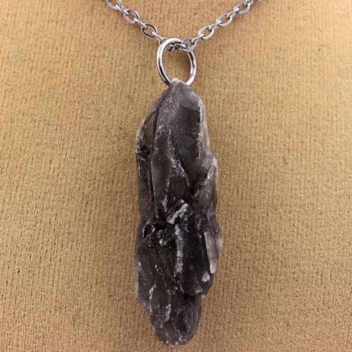 Pierres et Minéraux. Collier Gypse brut. 31 ct. Marcieu, Isère, France.