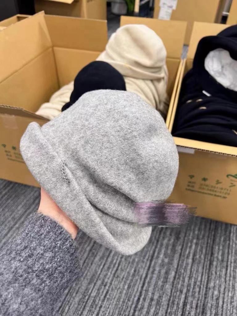 Japanese Style Wool Slouchy Beanie: Women's Warm Autumn/Winter Fisherman Beret with Chain Detail, Enhances Face and Style.