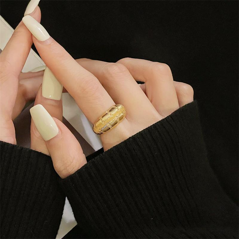 Mittelalterlicher Vintage Gebürsteter Retro Offener Ring, High-End Funkelnder Diamant Breite Version Nischen Design Leichter Luxus Ring