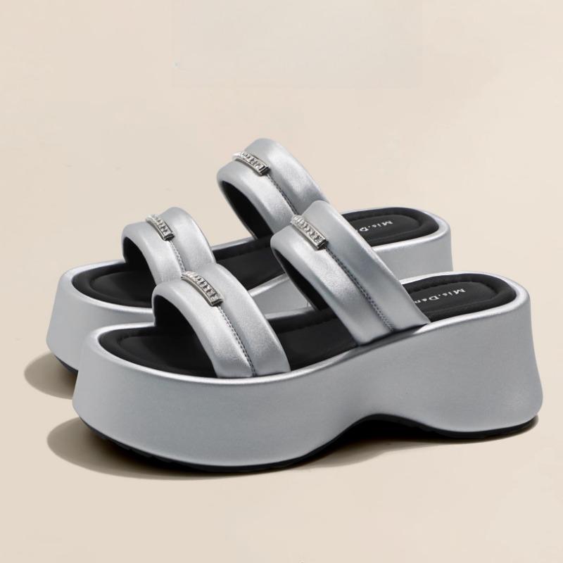 

Небольшие туфли на толстой подошве. Шлепанцы для женщин. Тапочки, увеличивающие рост и неутомляющие. Шлепанцы на высоком каблуке. 40 серебряный