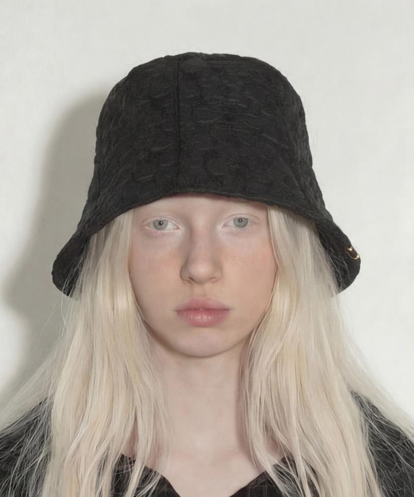 Eondeokeonteulolseutyudio Winter Padded Bucket Hat Stand Bucket / Bonded Flower / Black