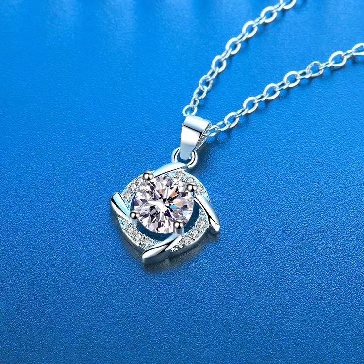 Windmill Necklace Comes And Goes Pendant One-Carat Moissanite Fashion Light Luxury Full Diamond Four-Leaf Clover Collarbone Chain Quality
