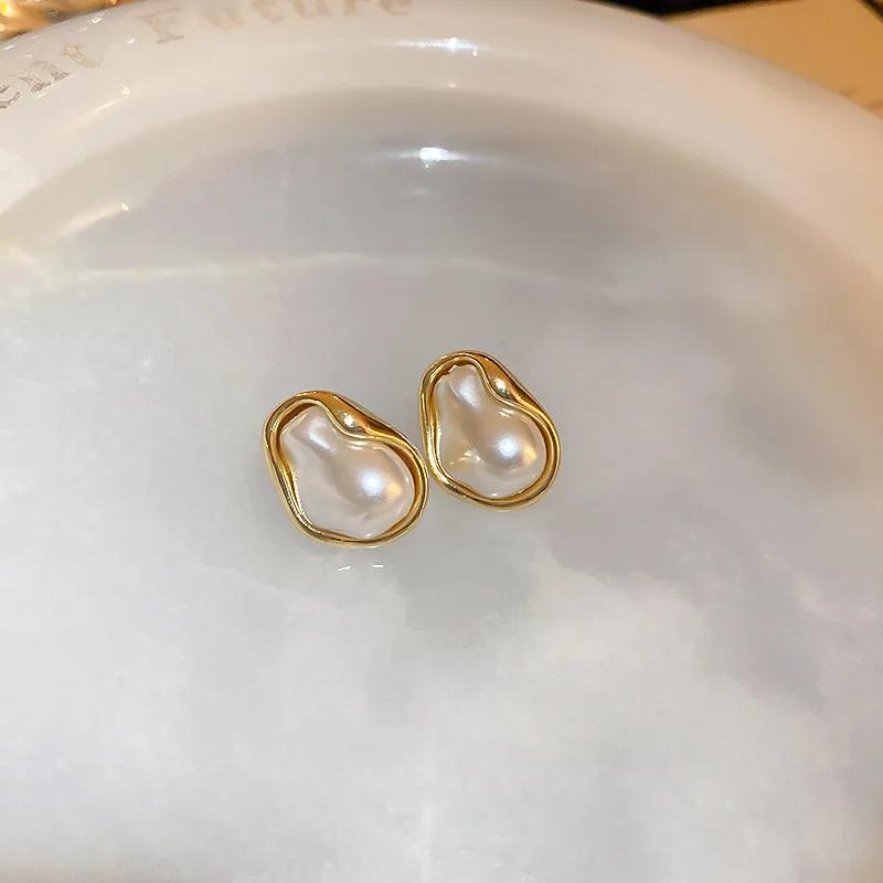 

Irregular Baroque Pleated Imitation Pearl Stud Earrings For Women French Retro Temperament Earrings Gentle Jewelry Accessories