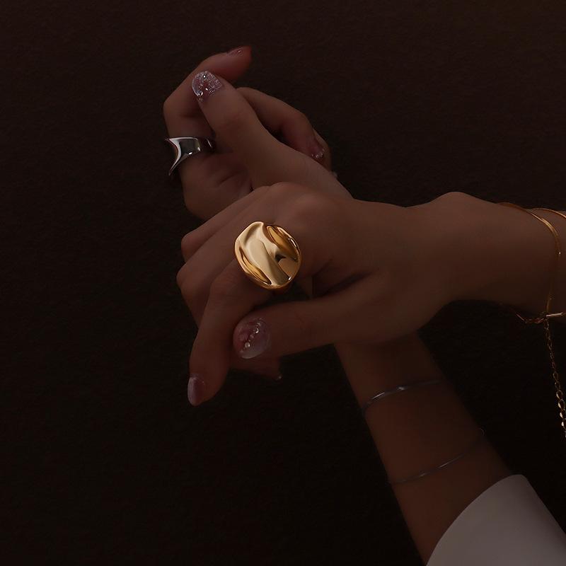 

Смелое кольцо на указательный палец из титановой стали с 18-каратным покрытием Size 6