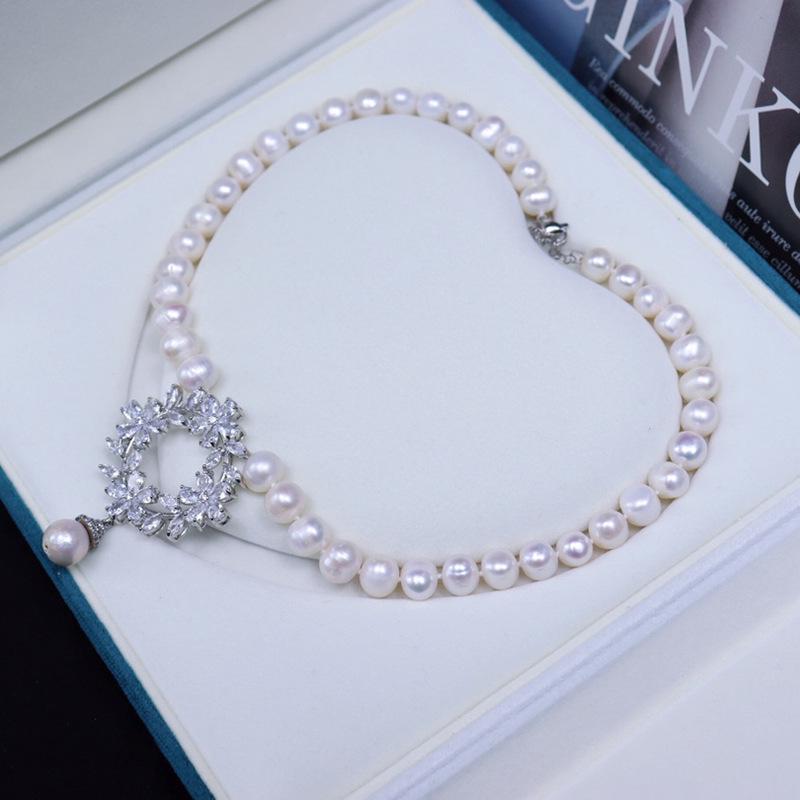 Versatile 9-10mm Freshwater Pearl Wreath Necklace: A Stylish Pairing for Skirts and Dresses 9-10mm