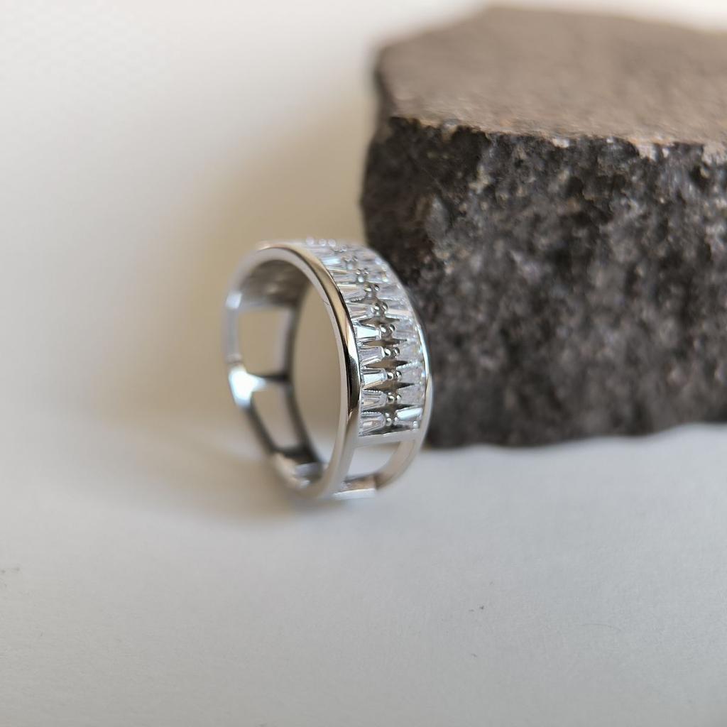 Серебряное кольцо с фианитами, вес изделия 3,84 гр (2185703)