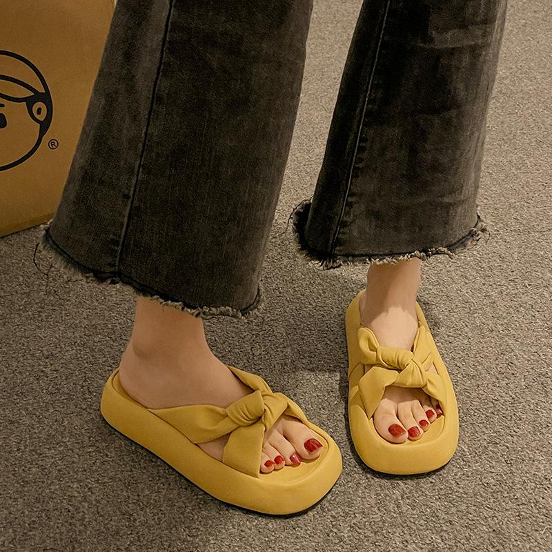 Stepping on shit muffin thick-bottomed cool slippers women's summer 2025 new soft-bottomed women's cool slippers women's fashion sandals