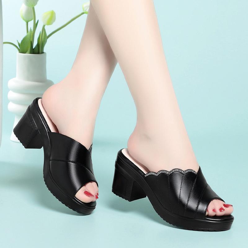 

7 см Все Подходящие Удобные Тапочки из Мягкой Кожи Обувь на Платформе Лето 2025 Средний Блочный Каблук Шлепанцы Женские для Офиса Мамы Пляжа 40 чёрный