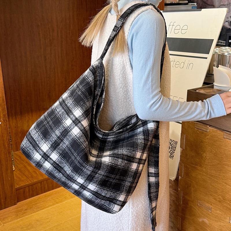 Woolen Plaid Messenger Bag Women's Leisure Commuter Portable Tote Bag Student Class Versatile Shoulder Bag