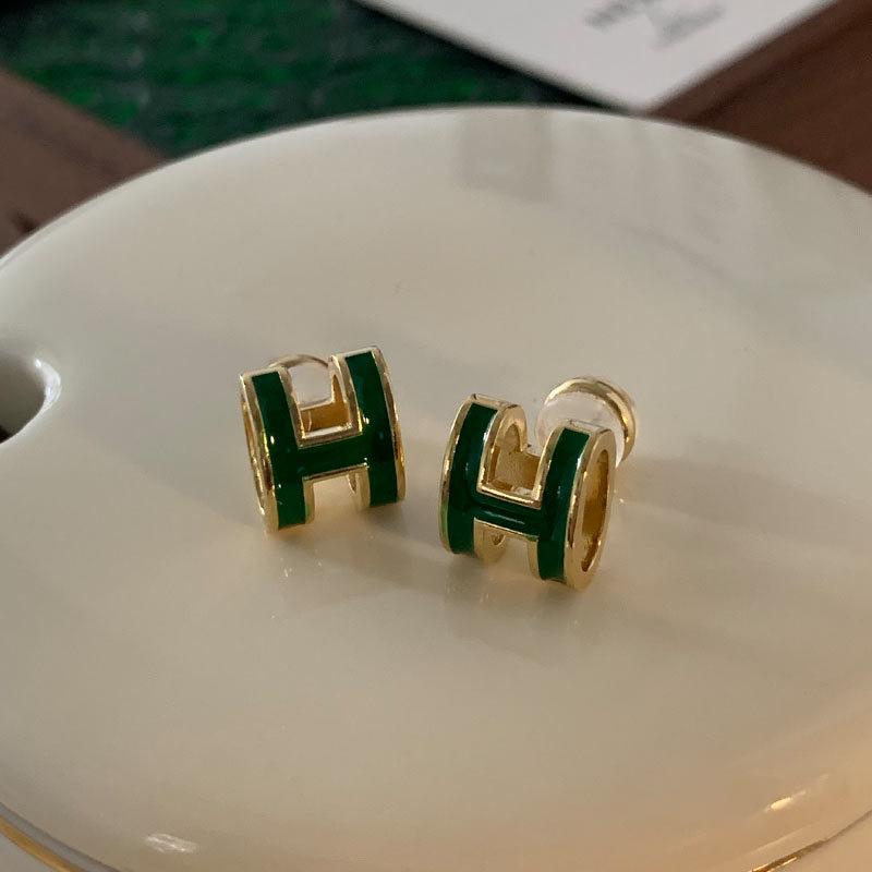 

Та же самая буква H, изысканный и небольшой дизайн, легкая роскошная атмосфера, высококачественная эмаль зелёный