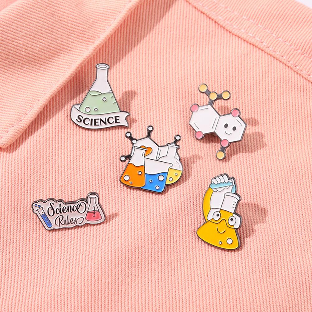Niedliche Cartoon-Brosche mit Lackabzeichen, kreative Accessoires