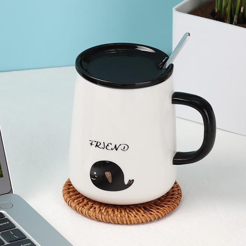 Keramik-Kaffeebecher mit Deckel und Löffel