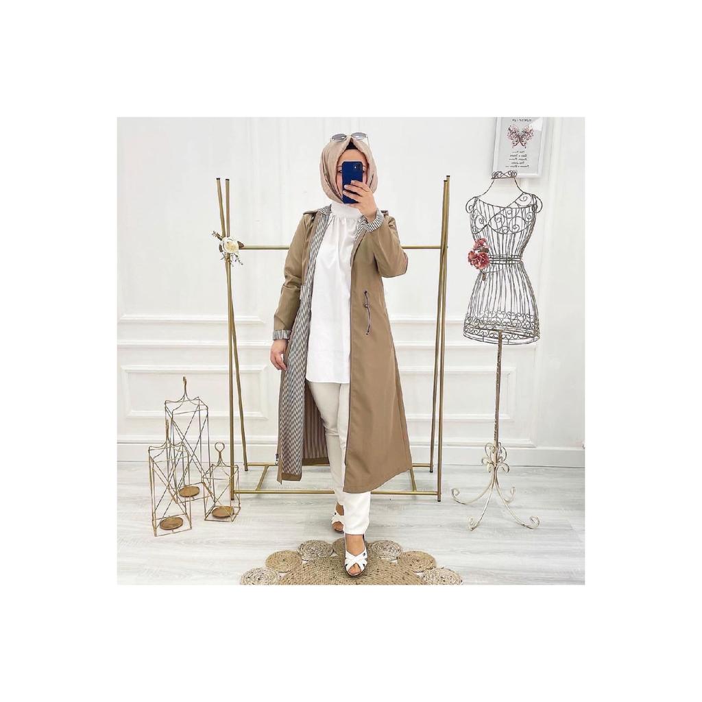 Czarny, wodoodporny damski trencz w paski