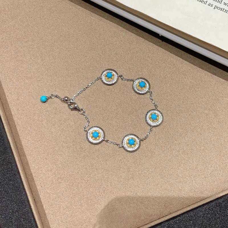 Vintage vintage Imitation turquoise silver daisy bracelet, a delicate and luxurious piece of jewelry that enhances the complexion