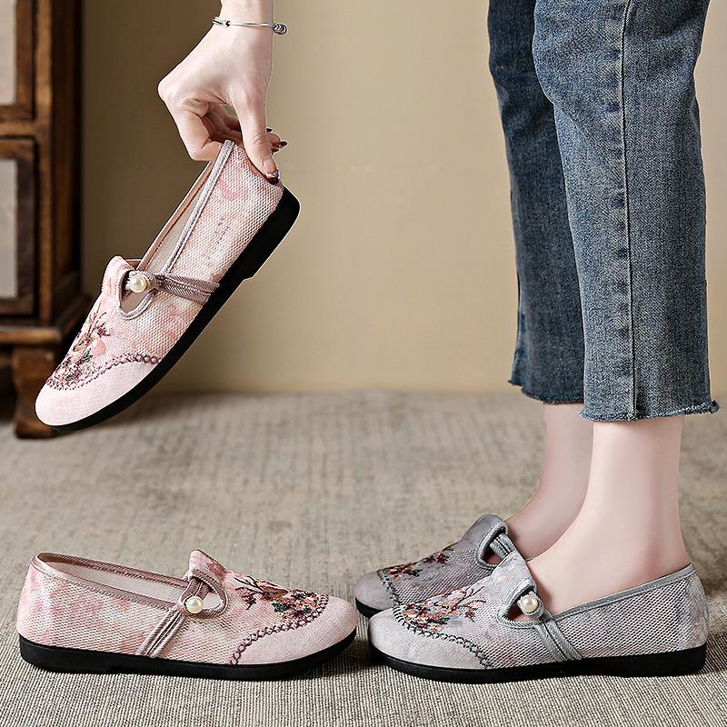 Women's shoes with soft soles are not tired of feet. Summer new comfortable and versatile Hanfu shoes are breathable. Old Beijing mother cloth