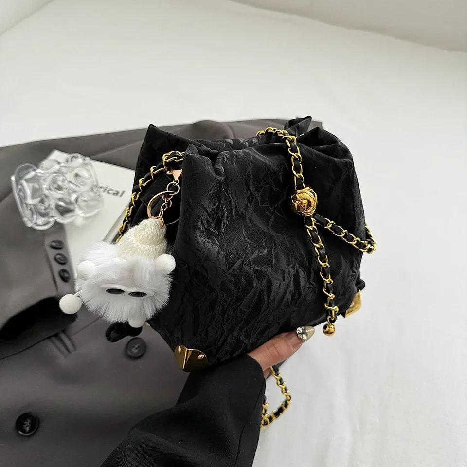 Travel Leisure Popular Feminine Small Fashion Texture Bucket Commuter Chain Crossbody Bag