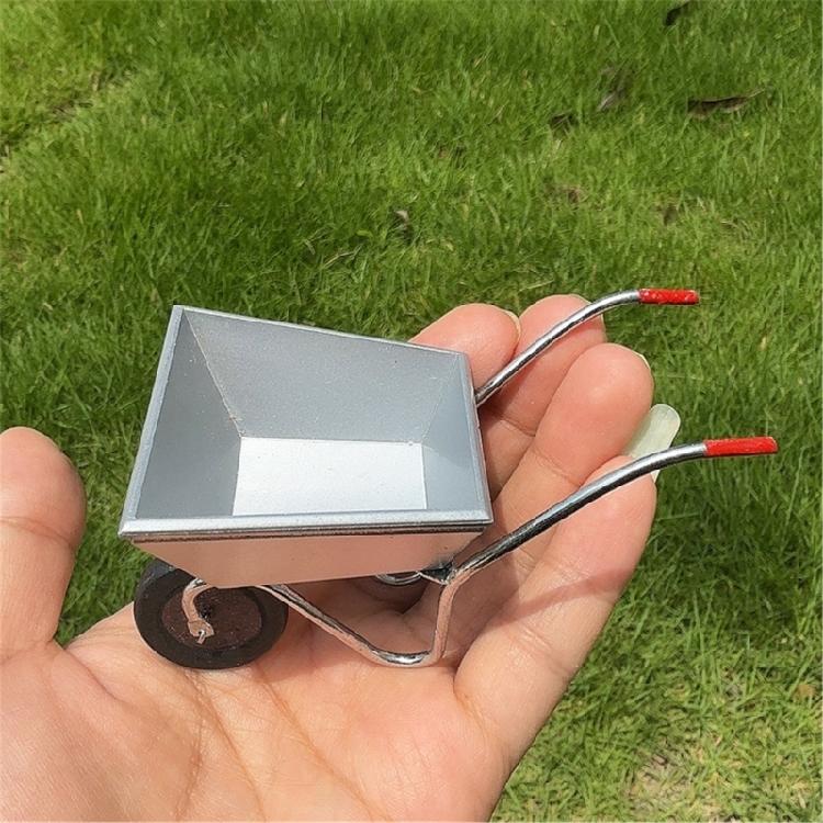 Miniaturowy Wózek Ogrodowy Z Obrotowymi Kółkami Wytrzymały Metalowy Model Wózka Gospodarskiego Figurka Do Domku dla Lalek Skala 1/12 Prezentacja