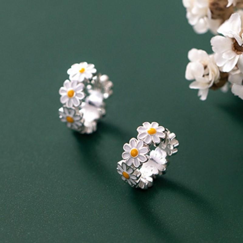 Silberne winzige Gänseblümchen-Creolen für Damen, florale Form, Huggie-Ohrringe, Schmuck für Hochzeitsfeiern, Geschenk für Mädchen