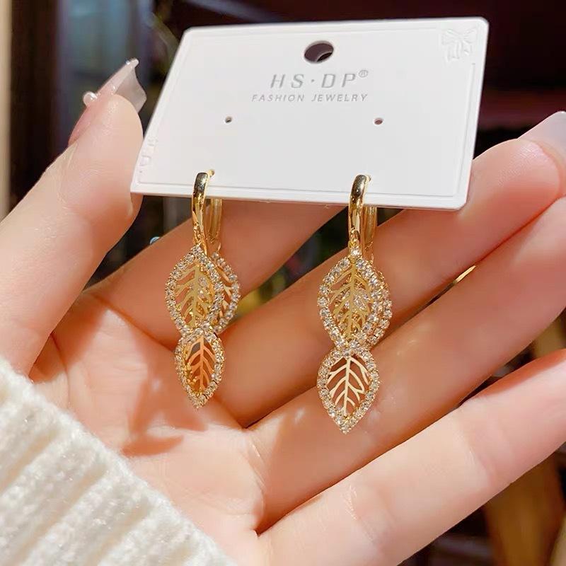 Exquisite Celebrity Style Atmospheric Zircon Leaf Fringed Ear Buckle Niche Design Sense Fashionable Versatile Earrings Light Luxury Earrings