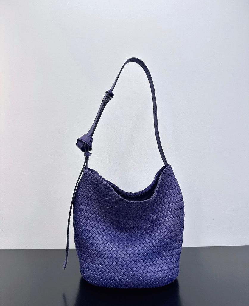 First layer vegetable tanned cowhide hand-woven bucket bag, high-end niche design, genuine leather single shoulder crossbody commuter bag for women