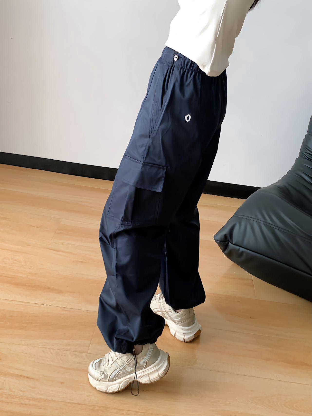 

2026 Summer Unisex Windproof Loose Cargo Pants with Three-Color Drawstring Size 6 темно-синього кольору