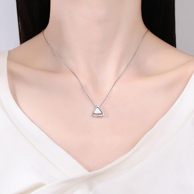 A Light and Luxurious Triangular Necklace for Women with A Minimalist and Aloof Temperament, A High-end Sense of Girlfriends' Collarbone Chain