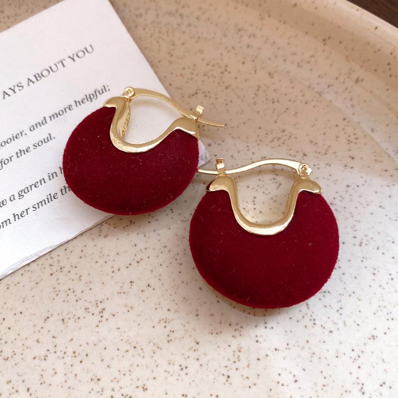 Luxury Silver Diamond-Inlaid Red Flower Pearl Stud Earrings: Elegant Design with a Fashionable Flair