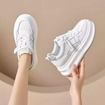 Plateau weiße Schuhe, neue höhenvergrößernde Damenschuhe im Frühjahr 2024, vielseitige Mode, beliebter Sport- und Freizeit-Board-Schuh aus weichem Leder