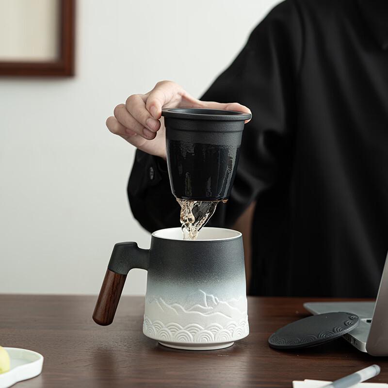 OLOEY Ceramic Mug with Wooden Handle and Lid