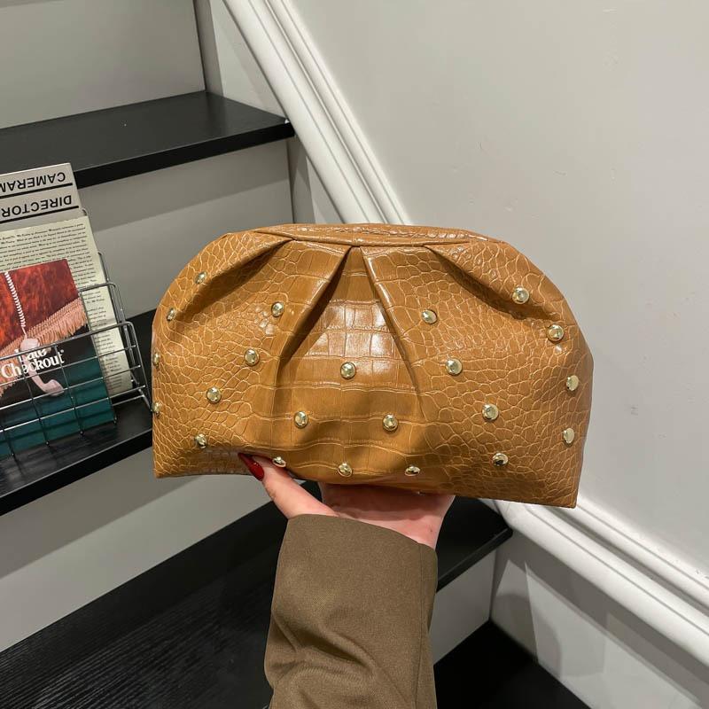 Retro pleated rivet change bag women's new early spring fashion cloud bag trendy commuter clutch bag